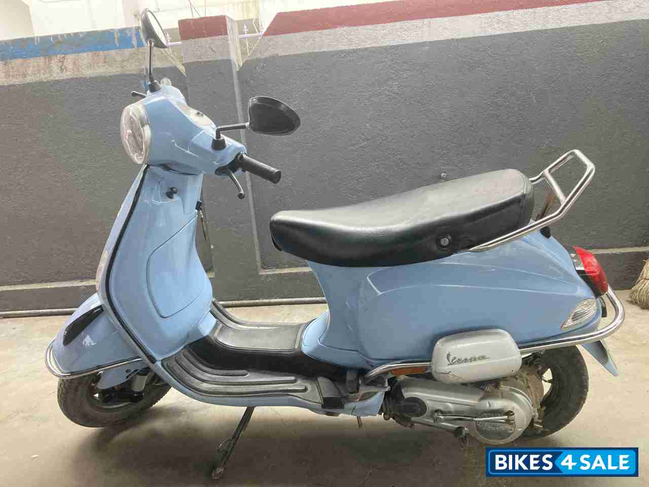 Blue Vespa LX 125