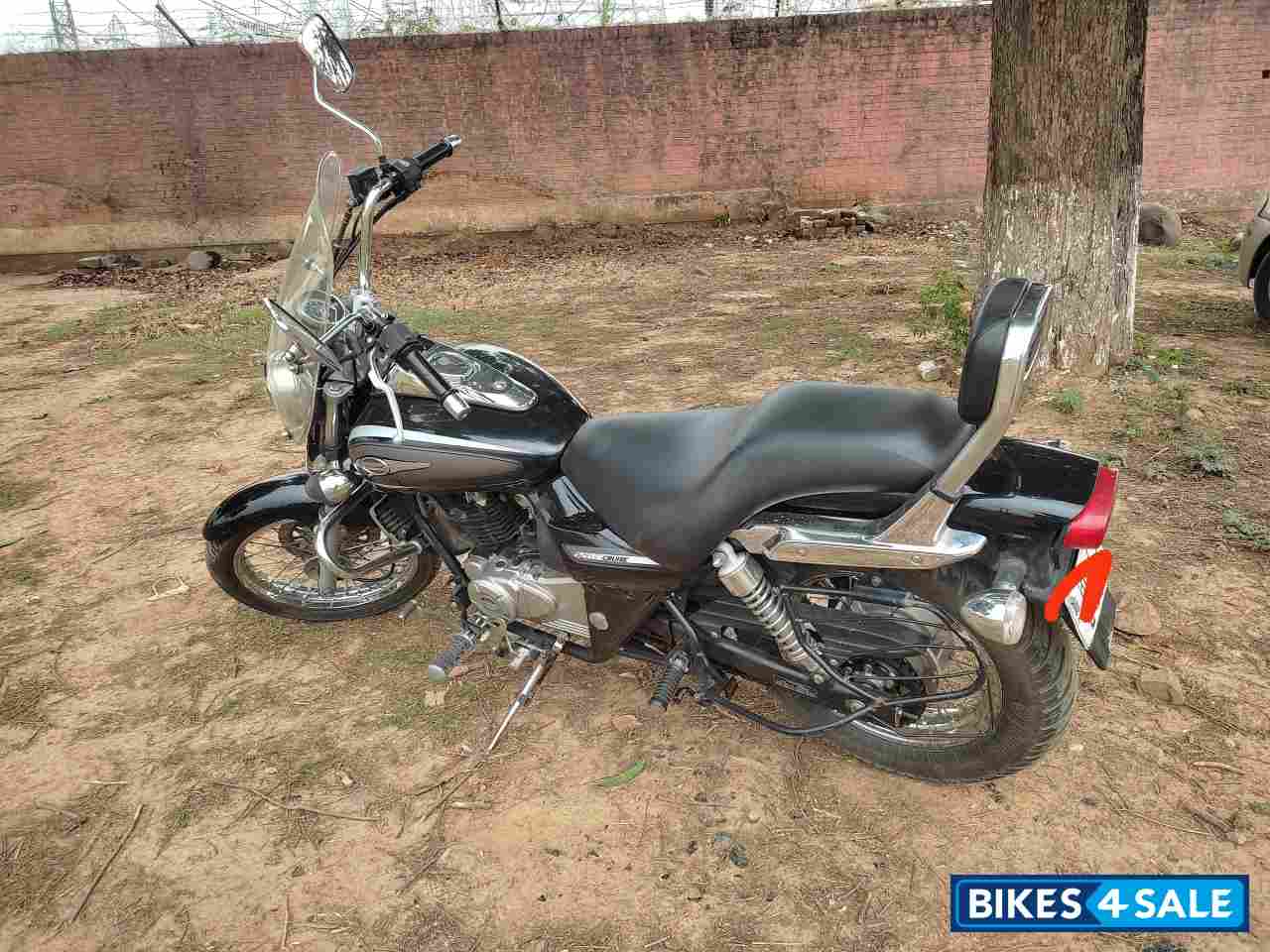 Black Bajaj Avenger Cruise 220