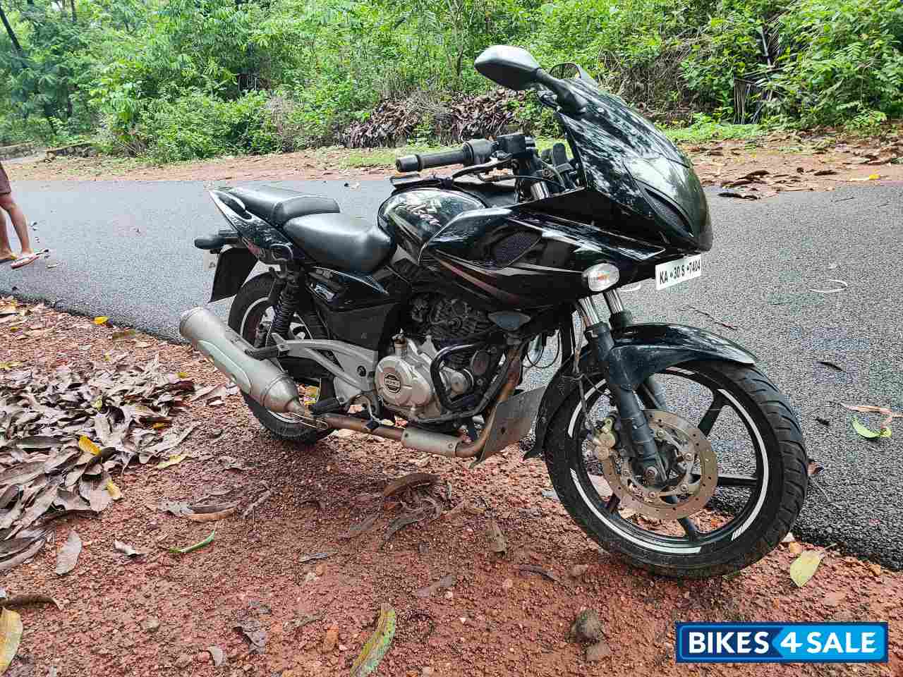 Black Bajaj Pulsar 220F