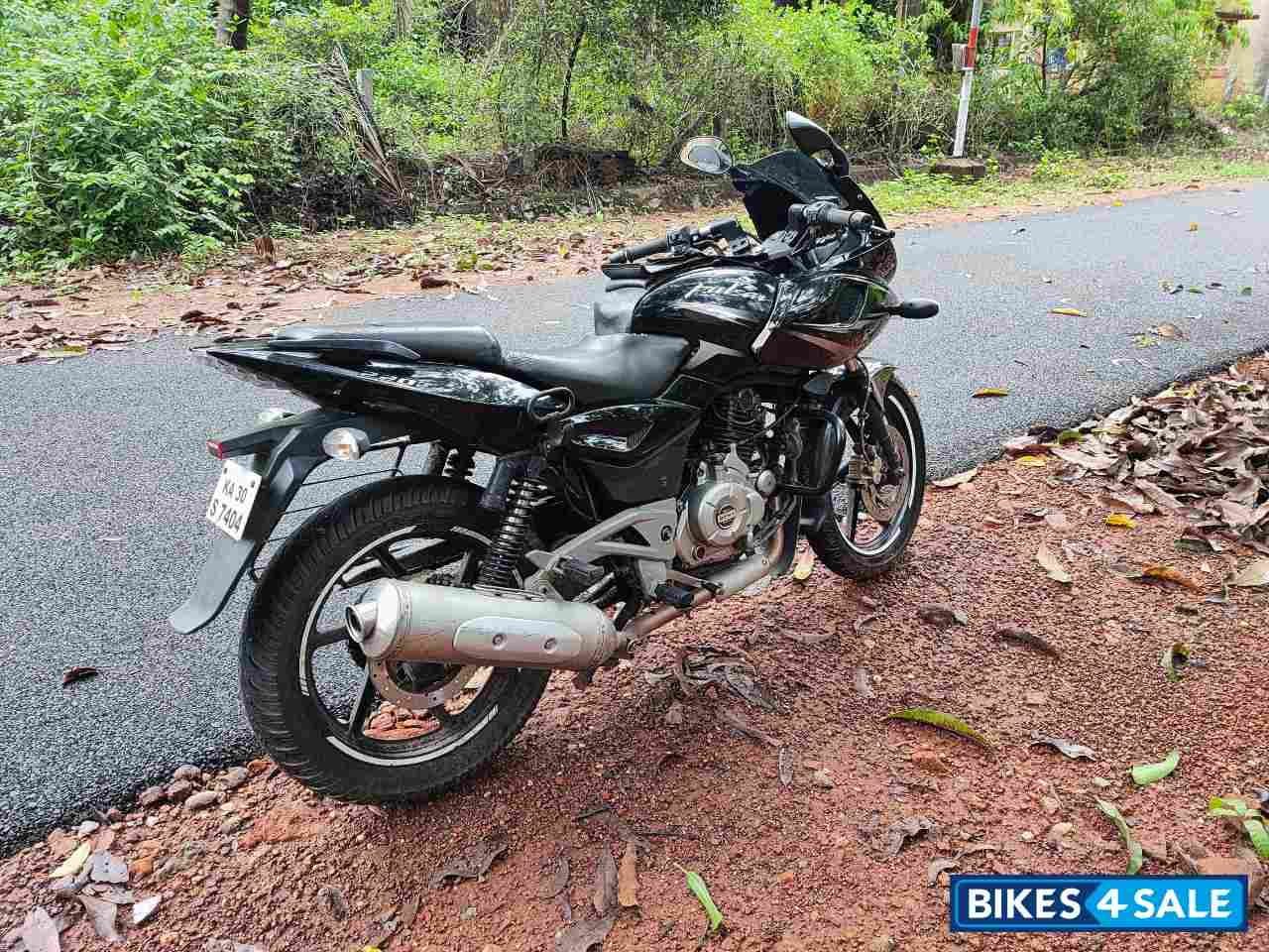 Black Bajaj Pulsar 220F Black Bajaj Pulsar 220F