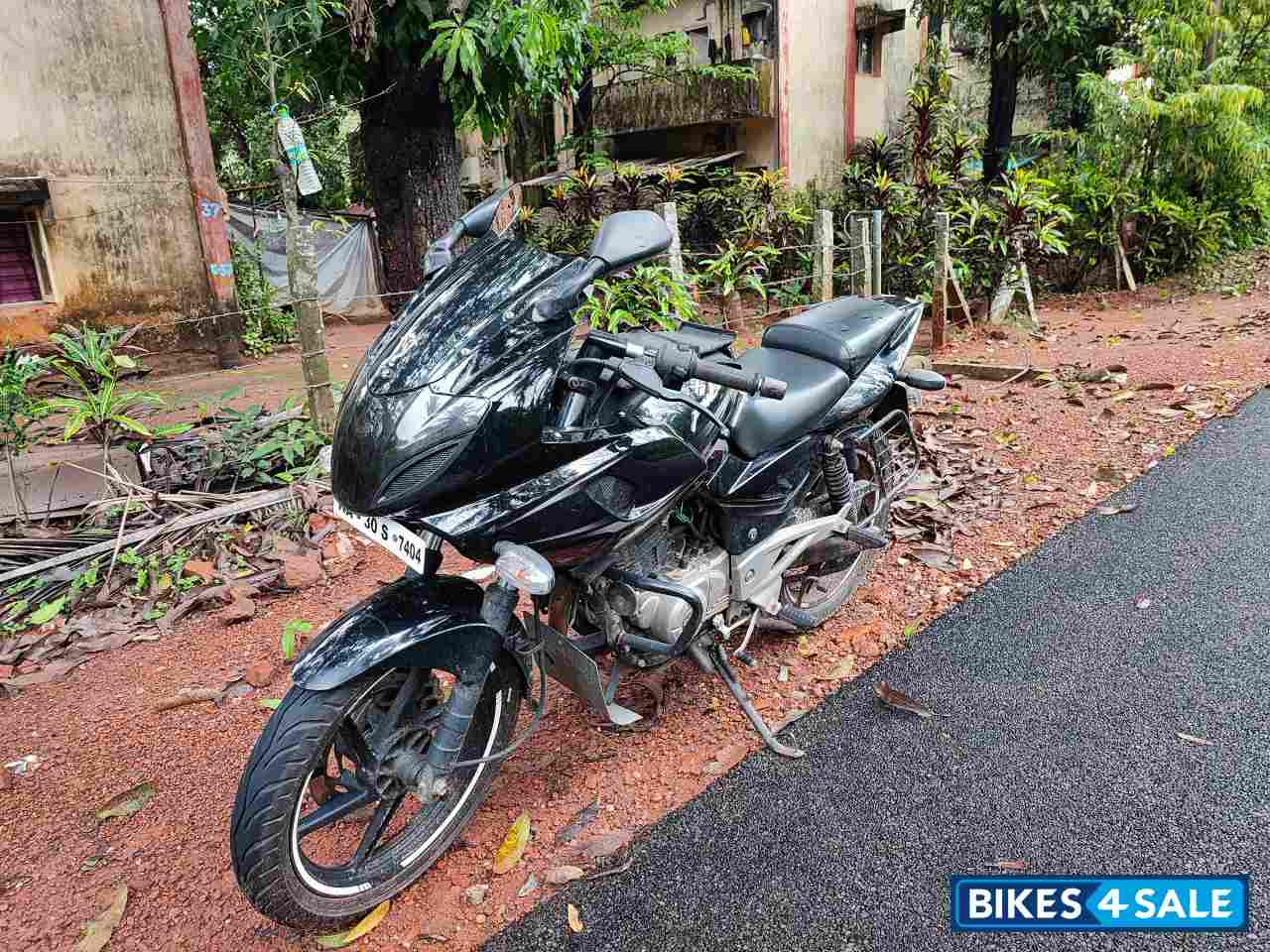 Black Bajaj Pulsar 220F Black Bajaj Pulsar 220F