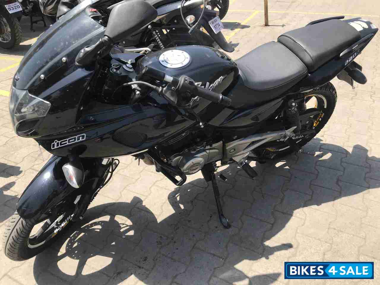 Bajaj Pulsar 220F
