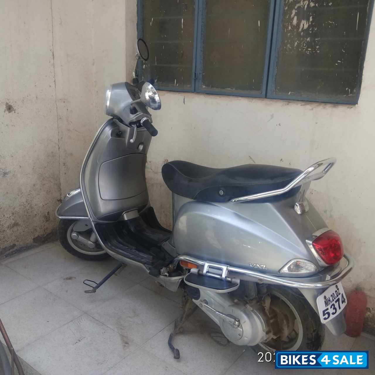 Silver Vespa VXL 125