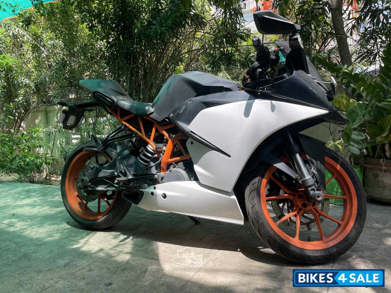 White KTM RC 390