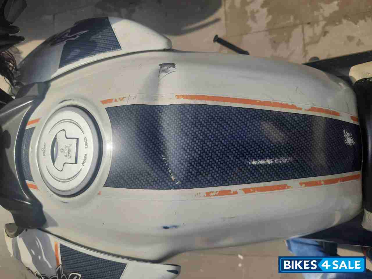 White Pearl TVS Apache RTR 160