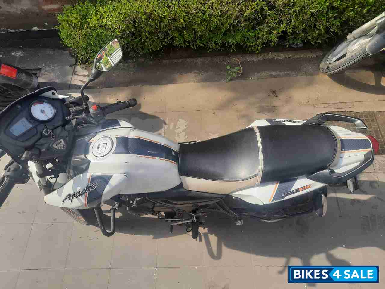 White Pearl TVS Apache RTR 160