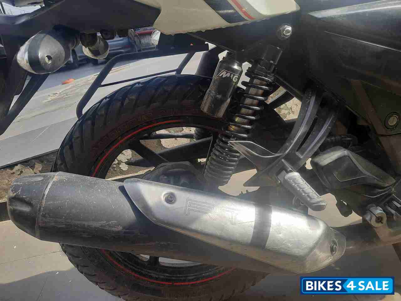 White Pearl TVS Apache RTR 160