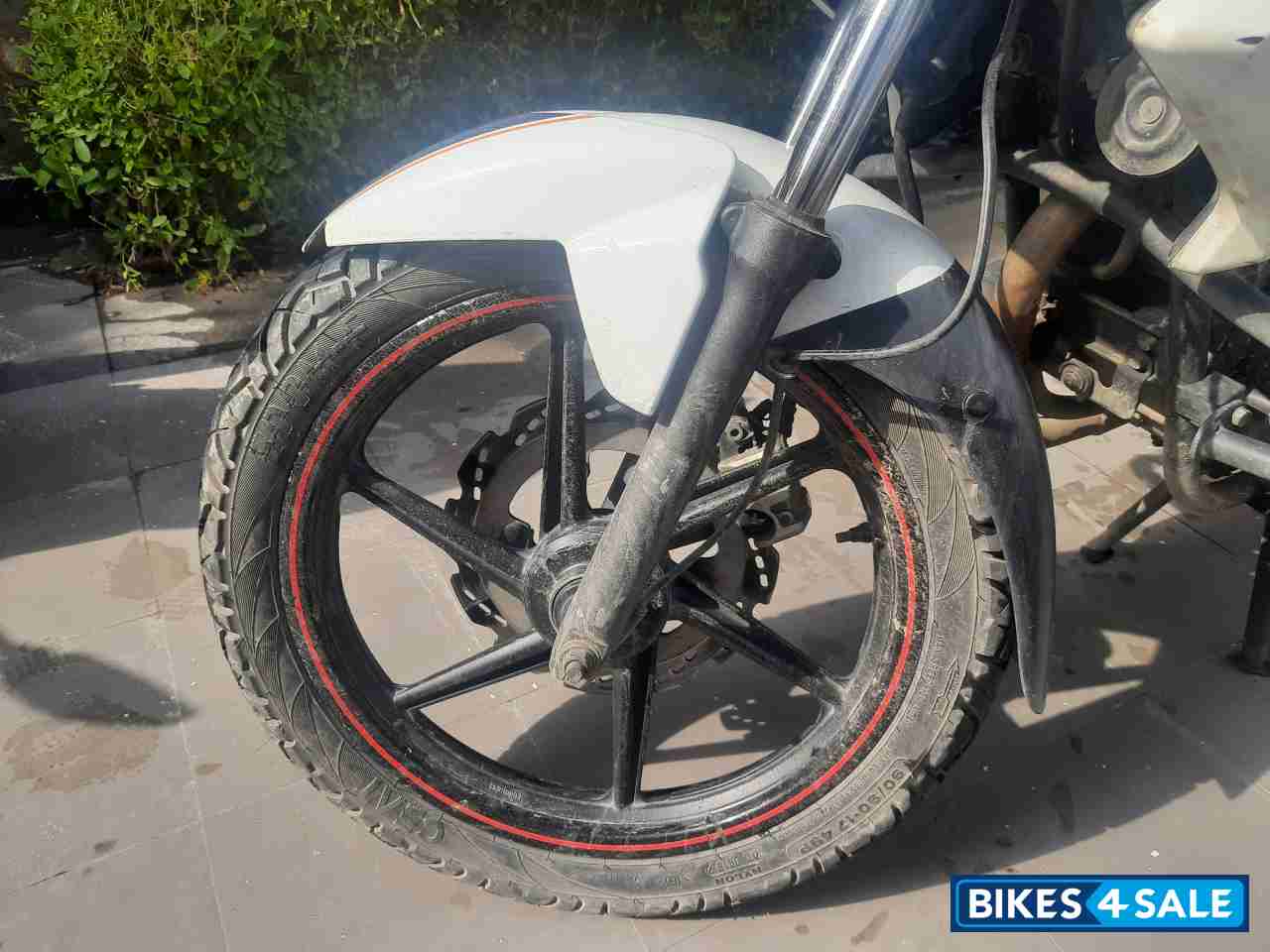 White Pearl TVS Apache RTR 160