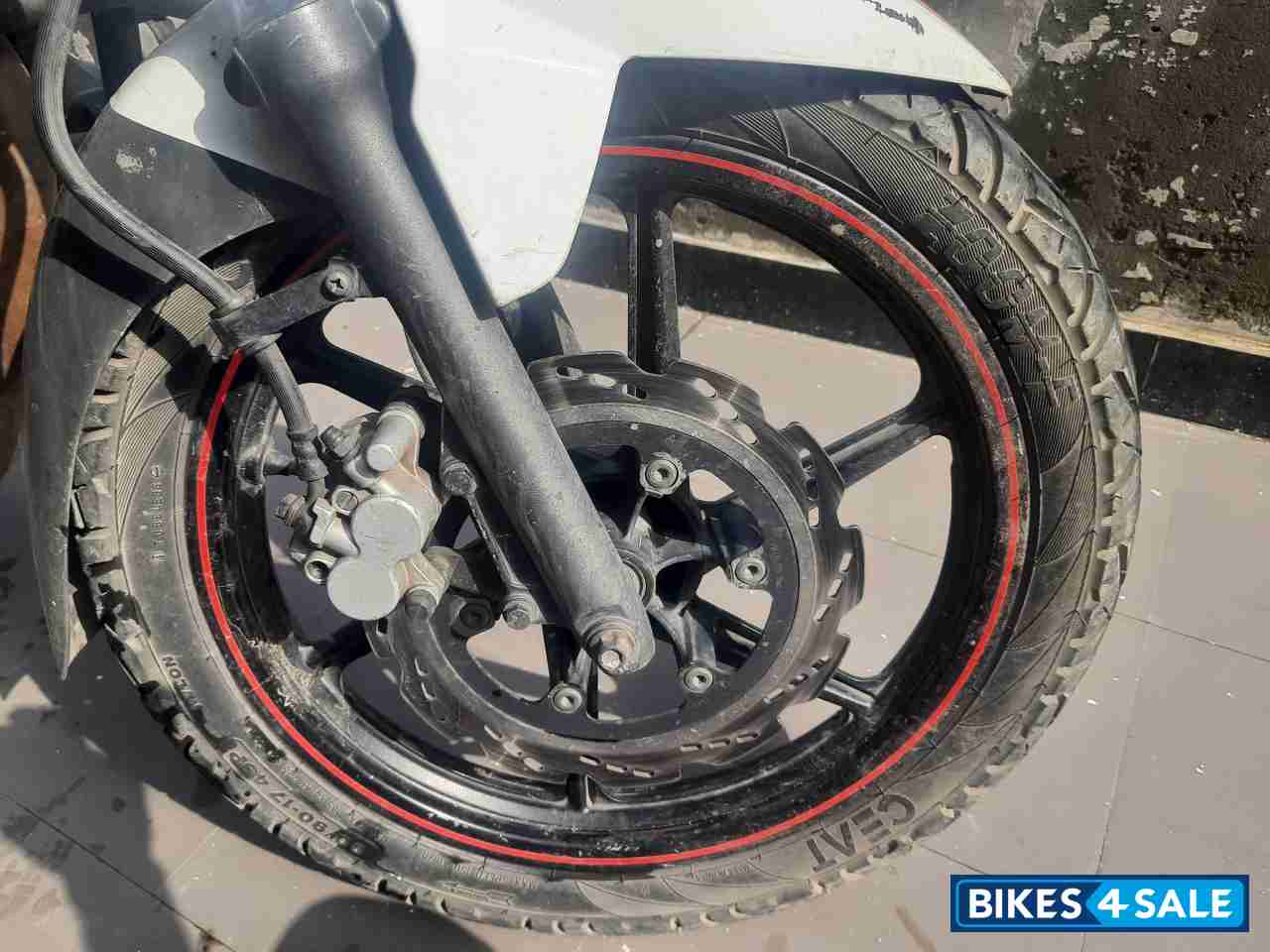 White Pearl TVS Apache RTR 160