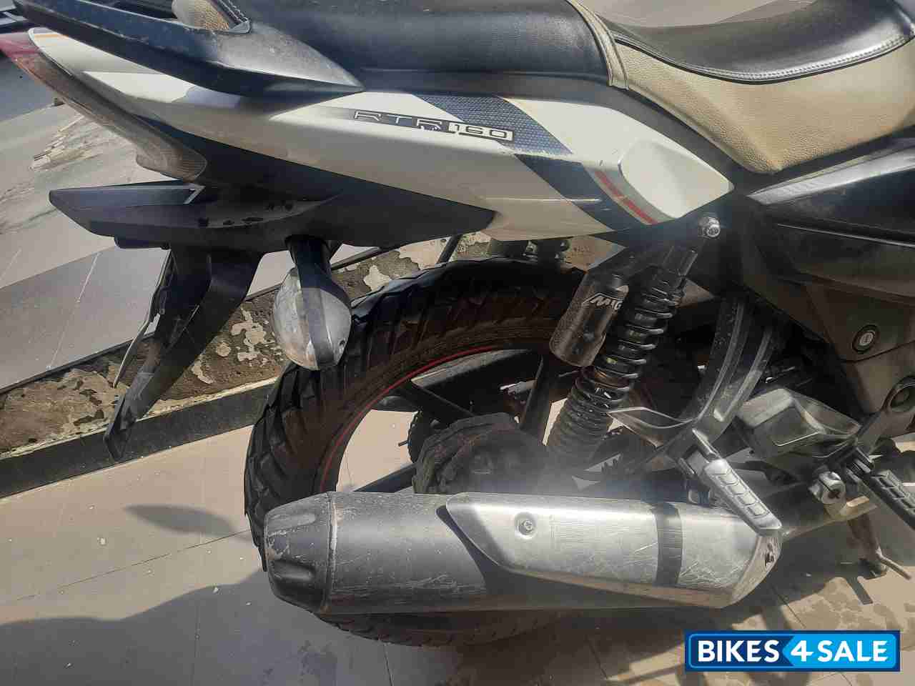 White Pearl TVS Apache RTR 160