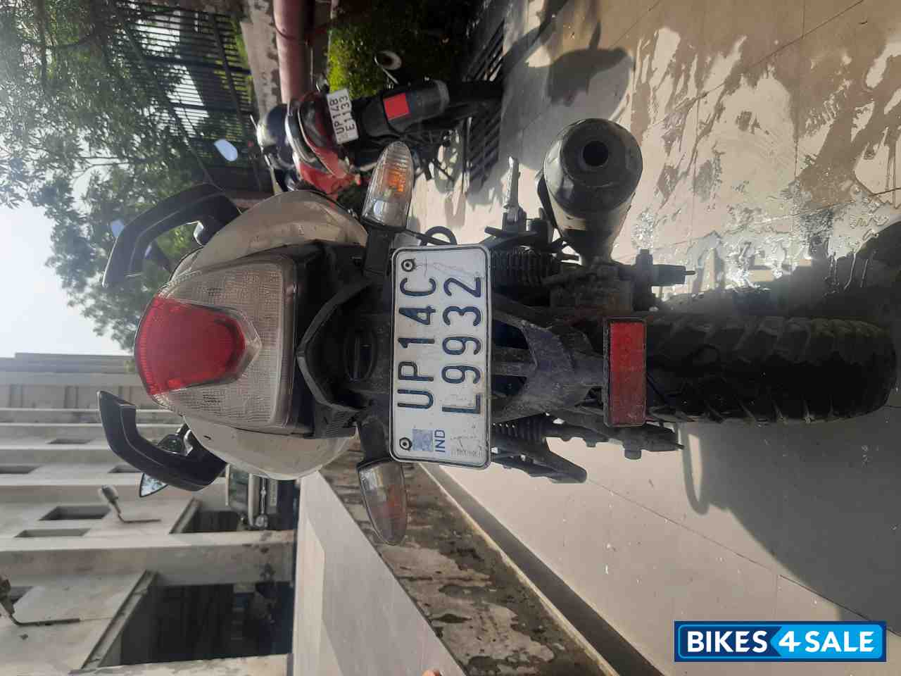 White Pearl TVS Apache RTR 160