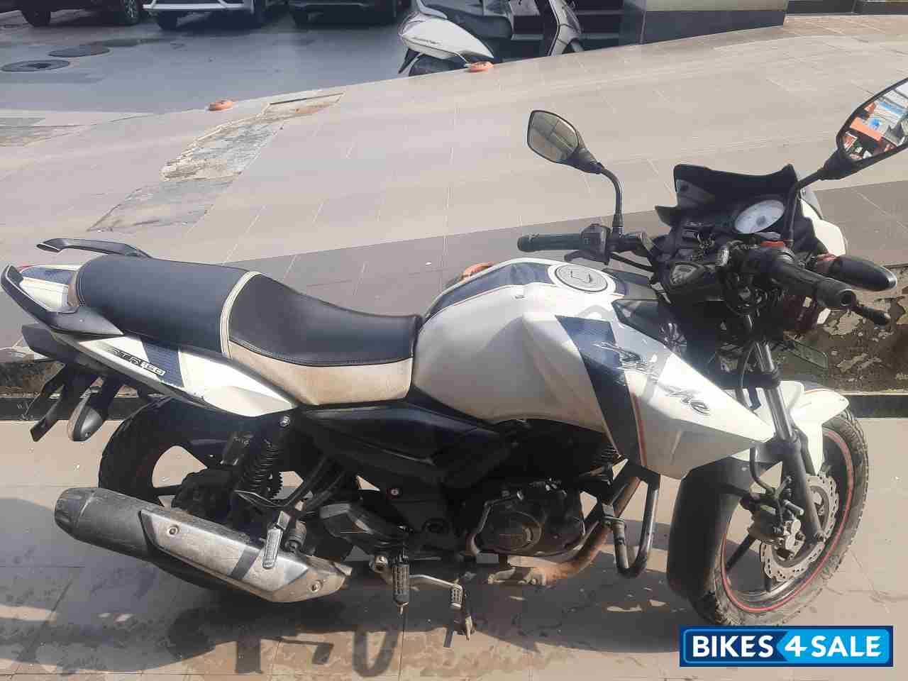 White Pearl TVS Apache RTR 160