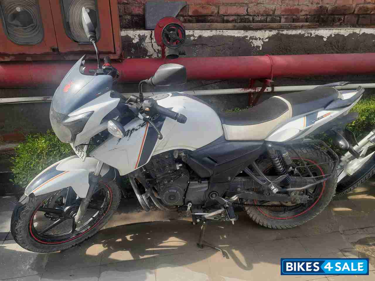 White Pearl TVS Apache RTR 160