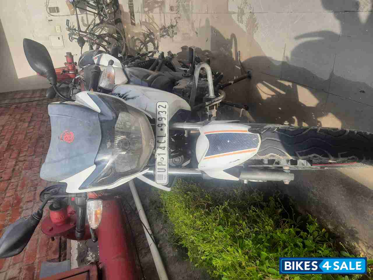 White Pearl TVS Apache RTR 160