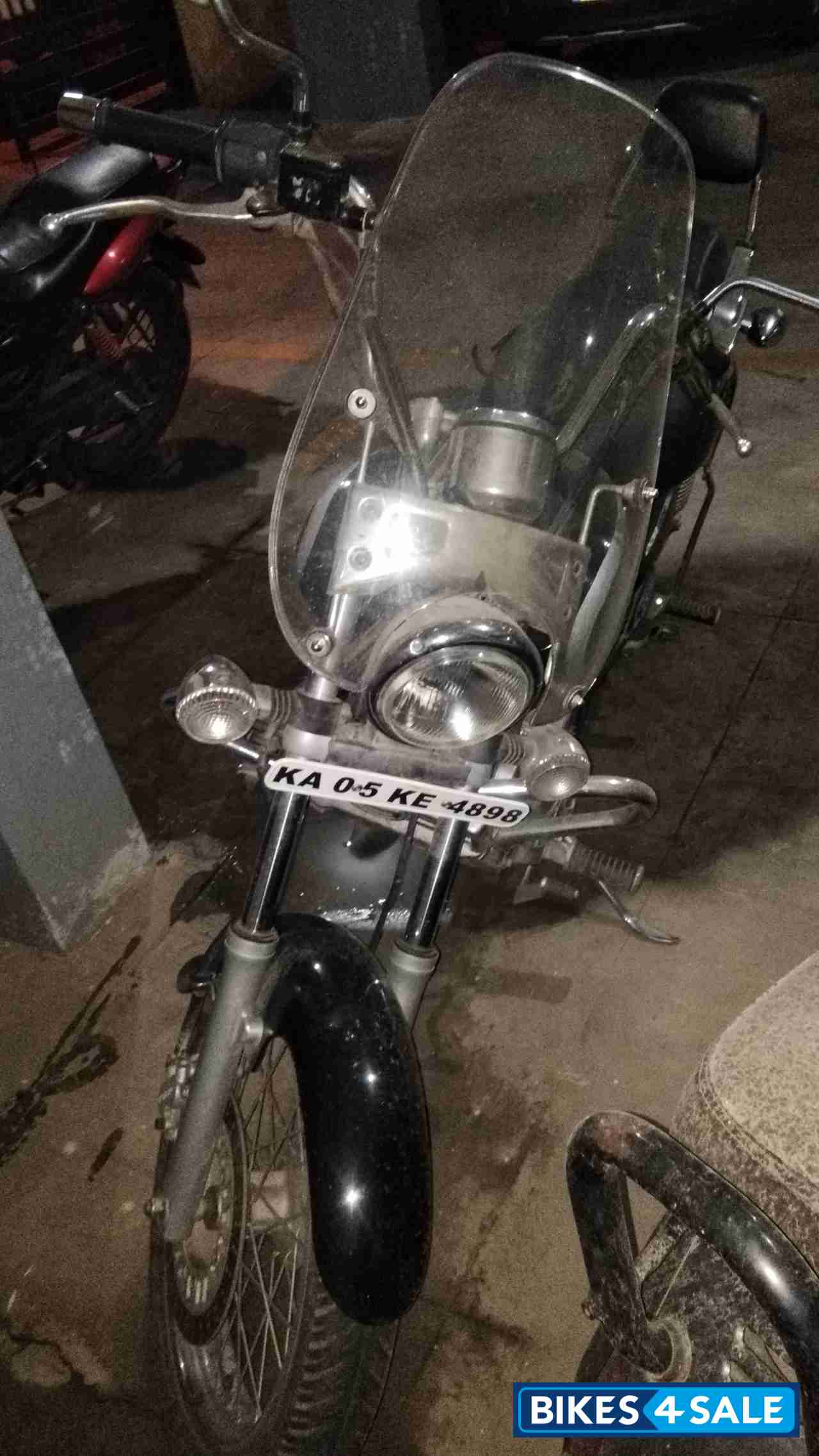 Black Bajaj Avenger Cruise 220