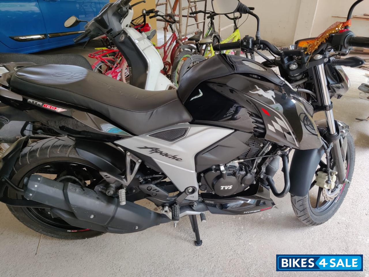 Black TVS Apache RTR 160 4V