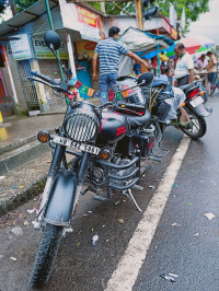Royal Enfield Classic Stealth Black