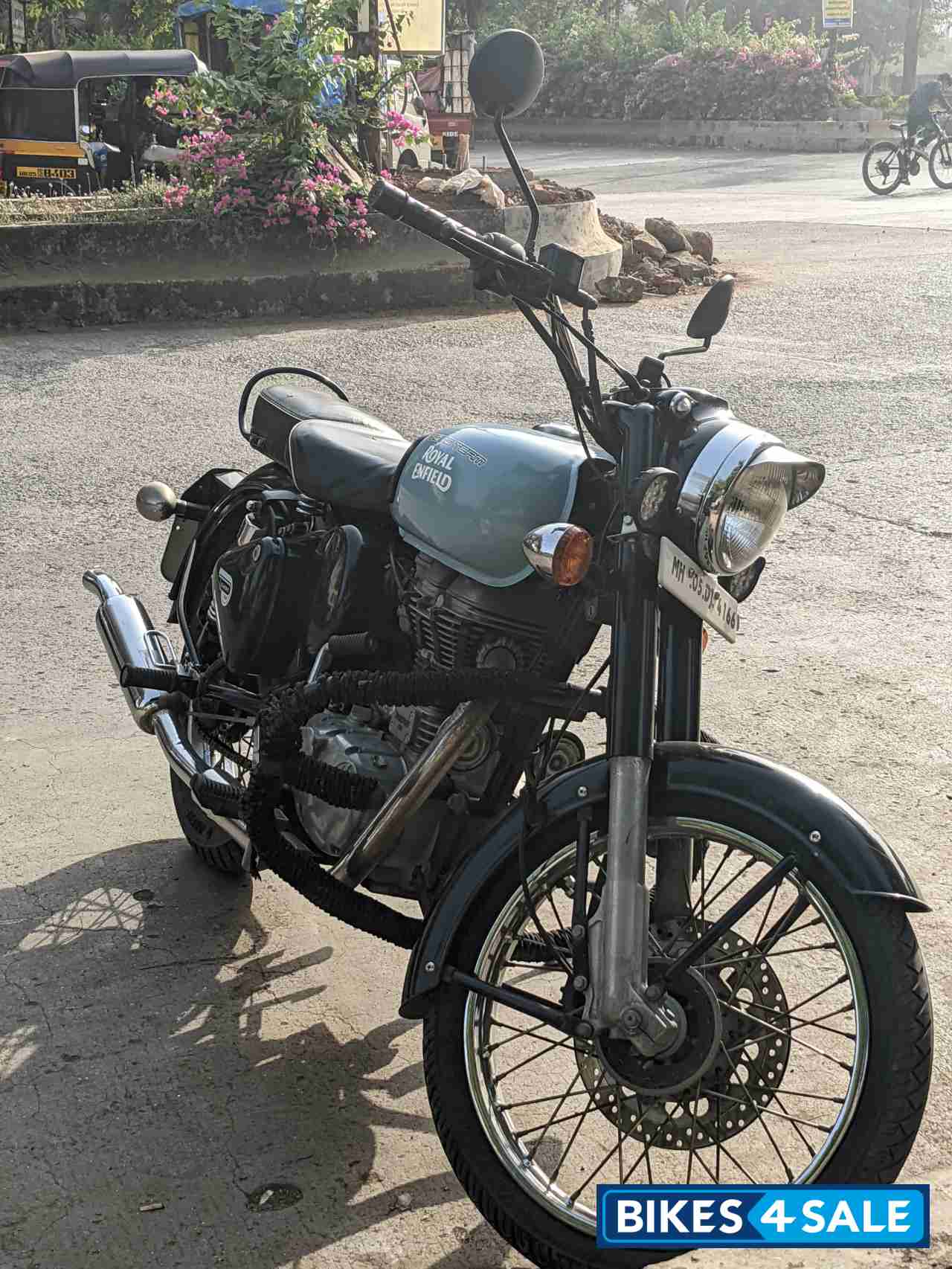 Used 2017 model Royal Enfield Classic 350 Redditch Blue for sale in Thane. ID 460935 Bikes4Sale