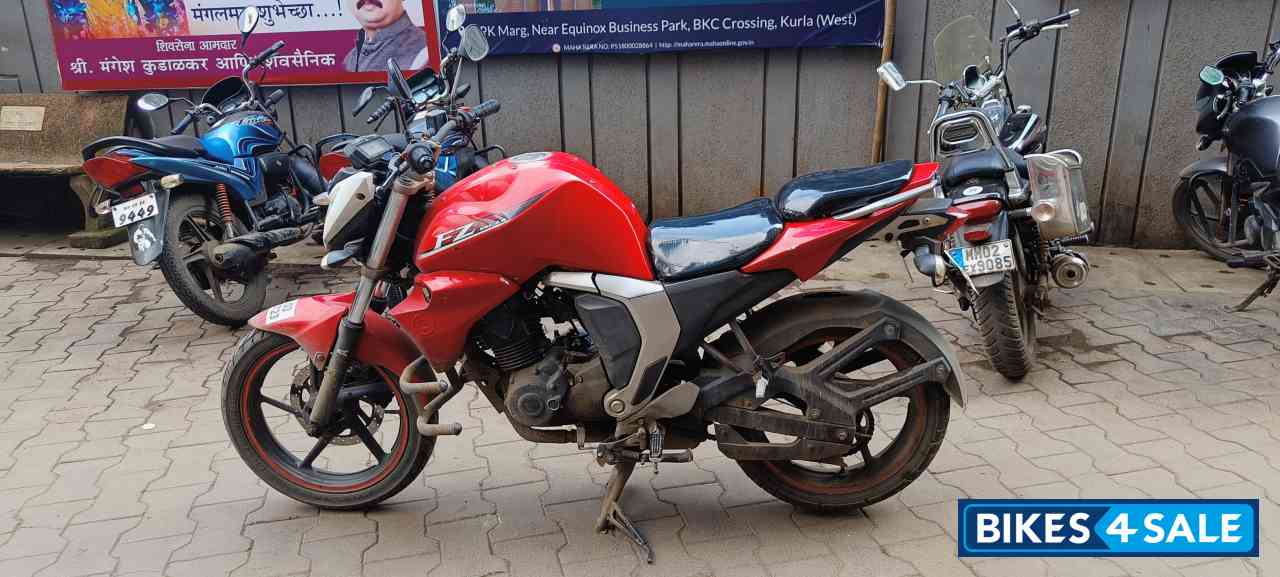 Red Yamaha FZ FI V2