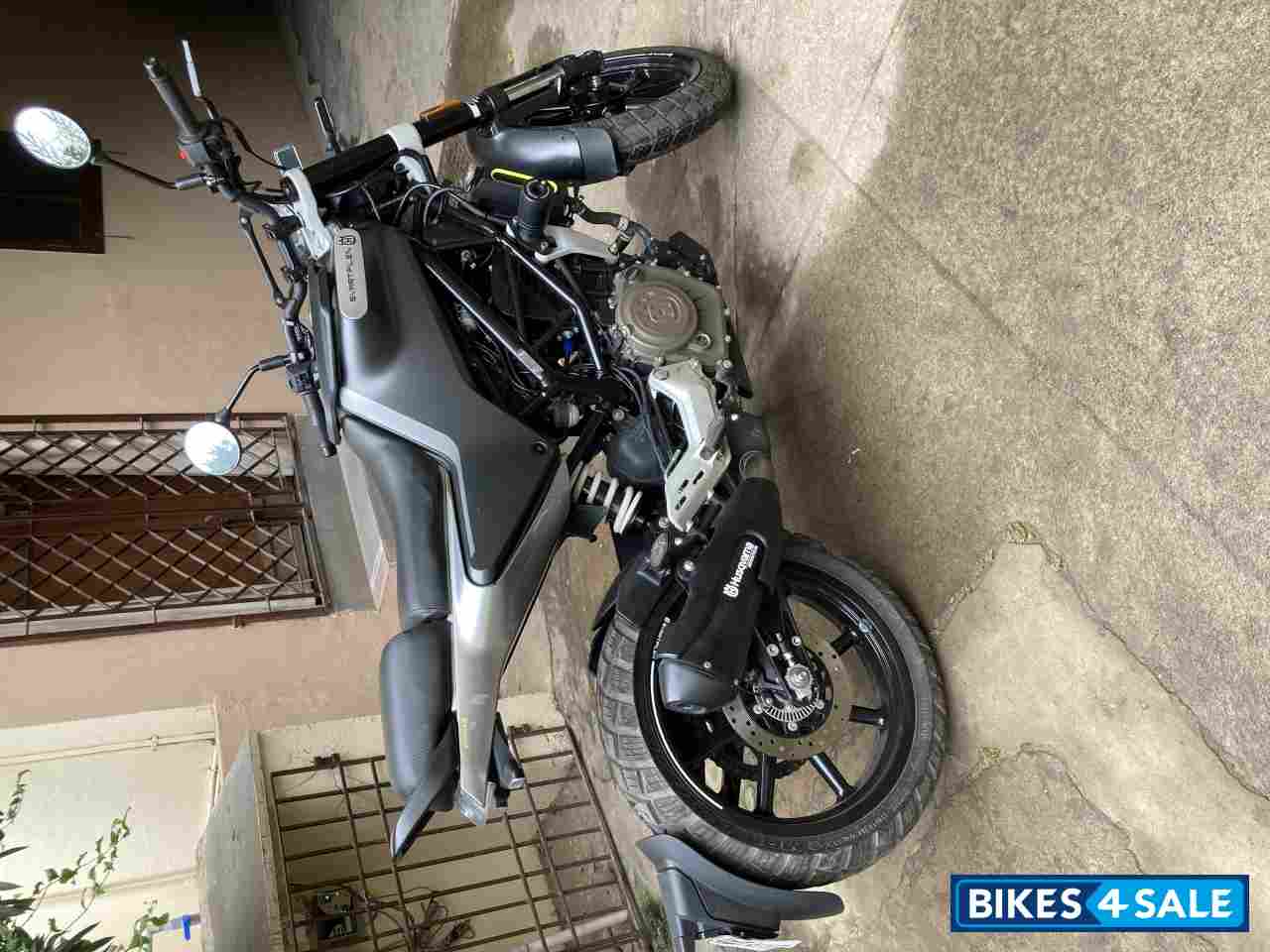 Grey Husqvarna Svartpilen Svartpilen 2021