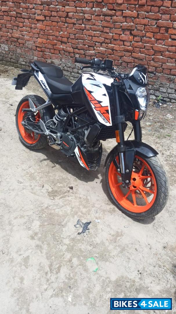 White+orange KTM Duke 125
