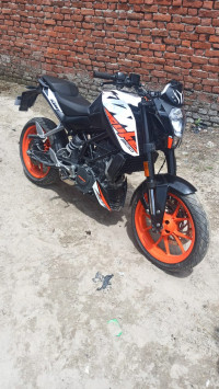 White+orange KTM Duke 125