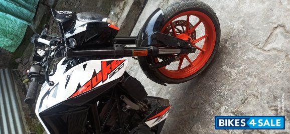 White+orange KTM Duke 125