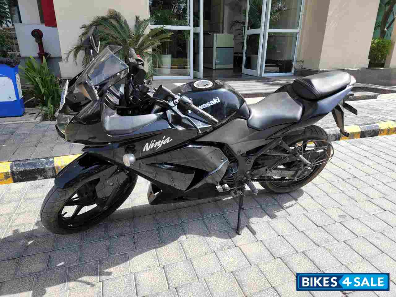 Black Kawasaki Ninja 250R
