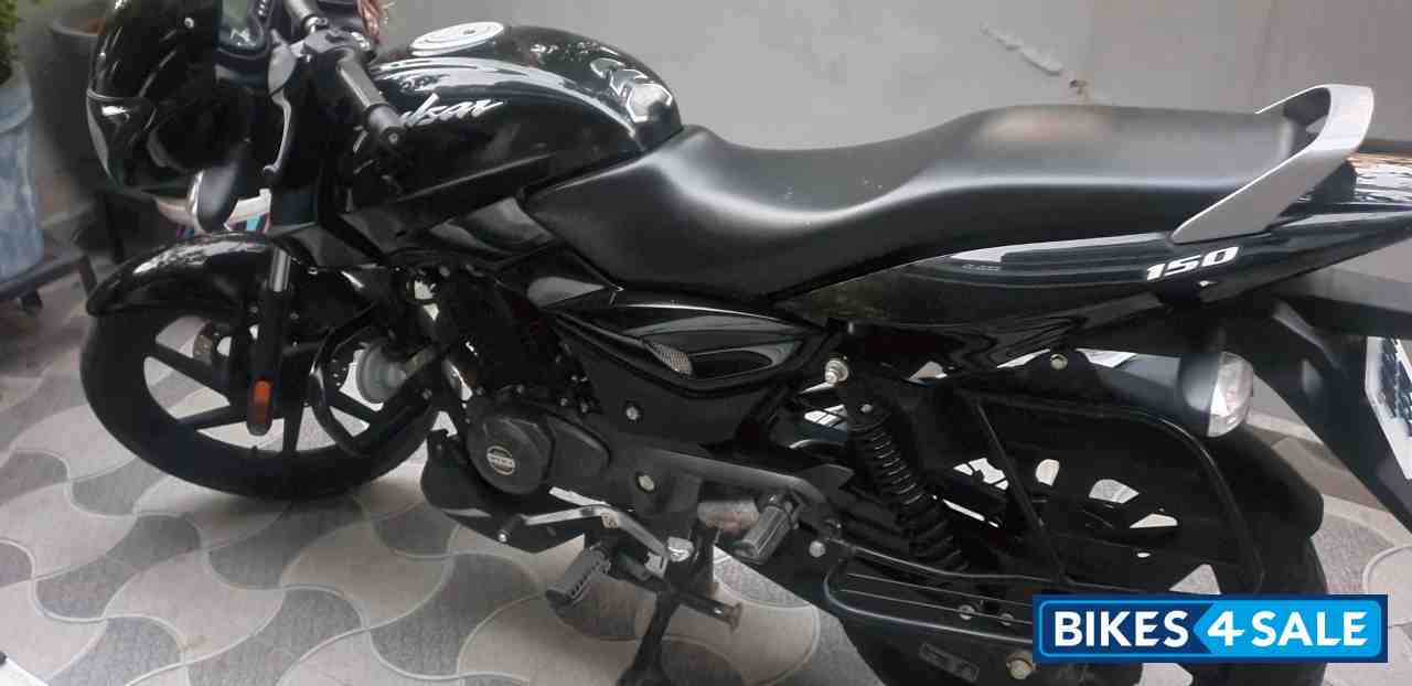 Black Bajaj Pulsar 150 BS6