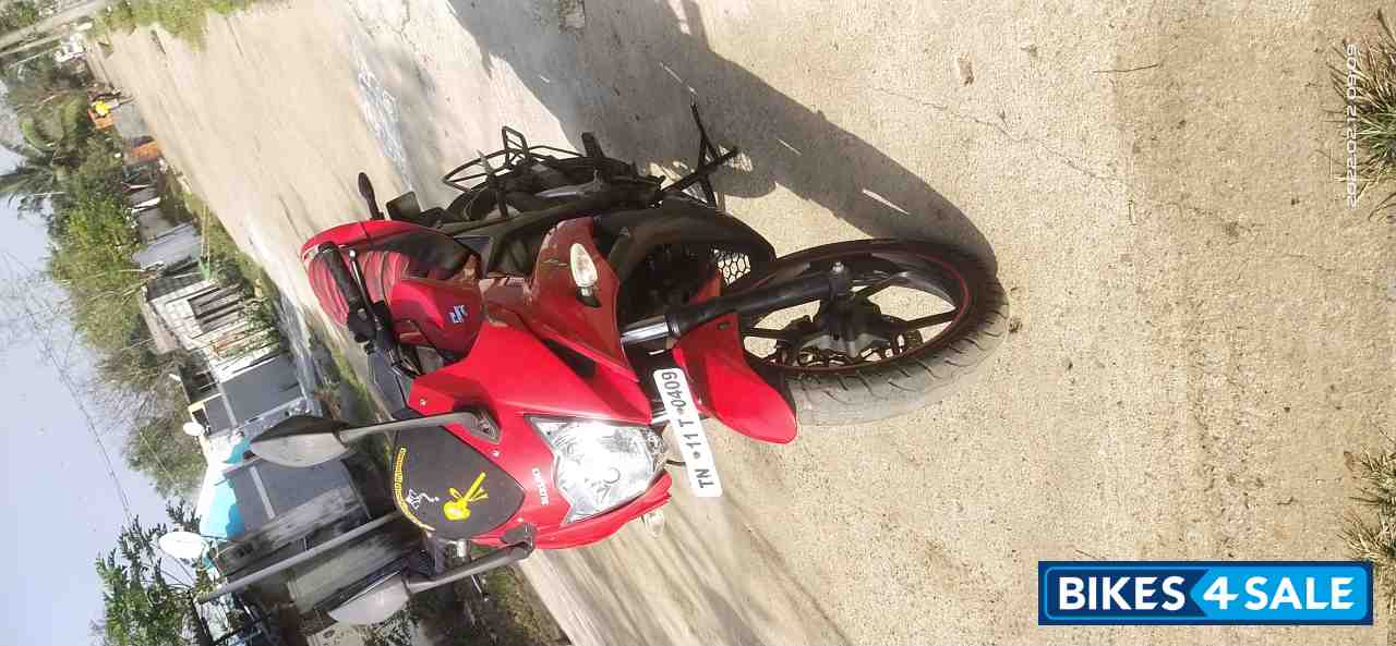 Red Suzuki Gixxer SF