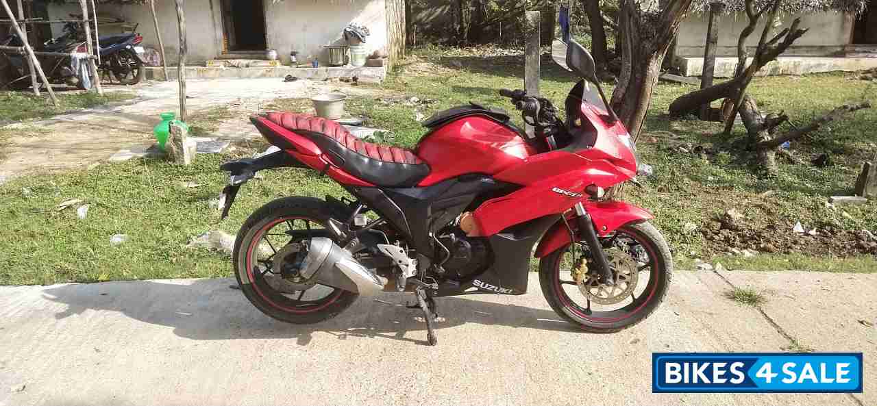 Red Suzuki Gixxer SF Red Suzuki Gixxer SF