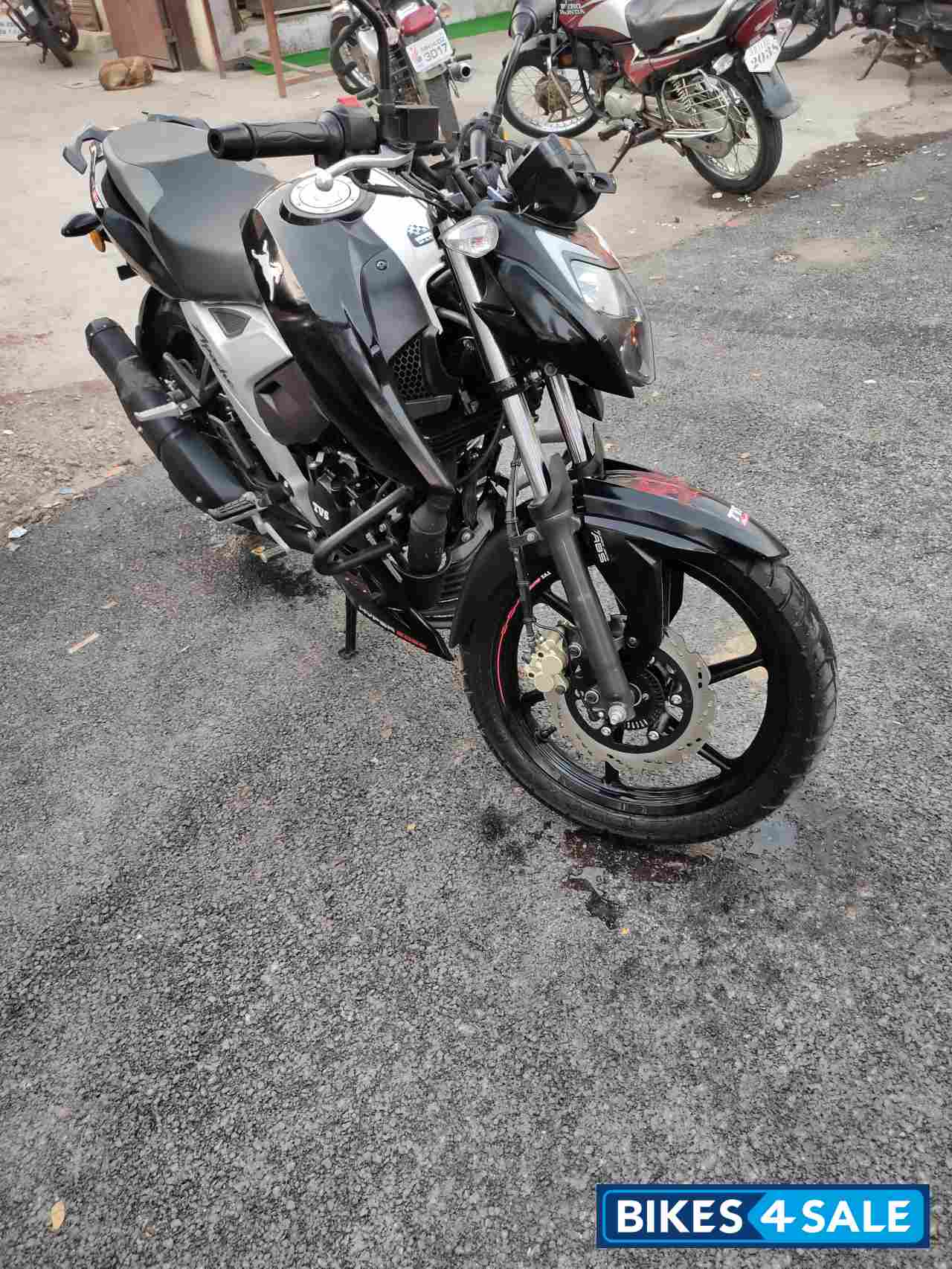 TVS Apache RTR 160 4V BS6