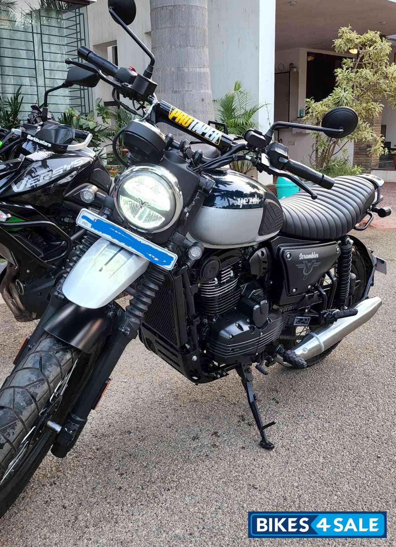 Yezdi Scrambler Dual Tone