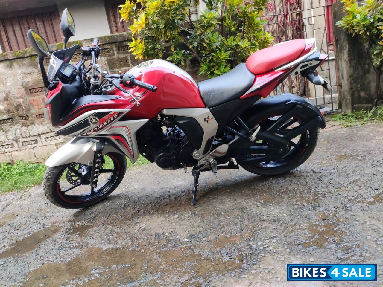 Red Yamaha Fazer FI V2