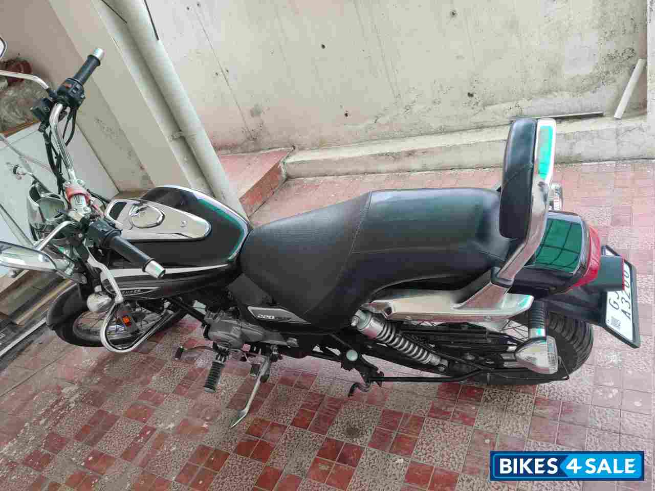 Auburn Black Bajaj Avenger Cruise 220 BS6