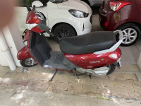 Red Mahindra Gusto