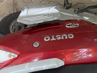 Red Mahindra Gusto