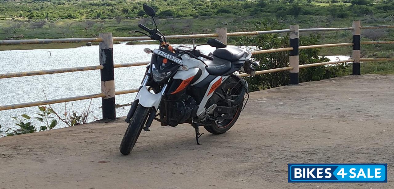 White Yamaha FZS 25
