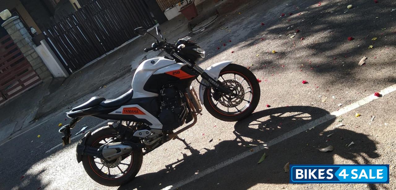 White Yamaha FZS 25