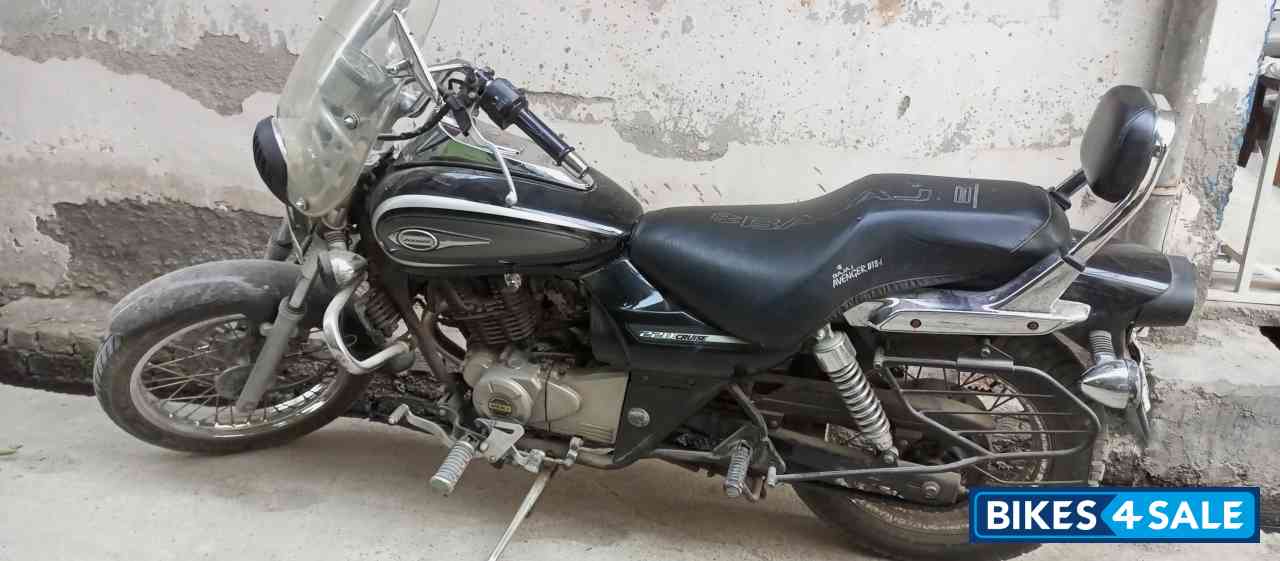 Black Bajaj Avenger Cruise 220
