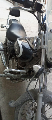 Black Bajaj Avenger Cruise 220