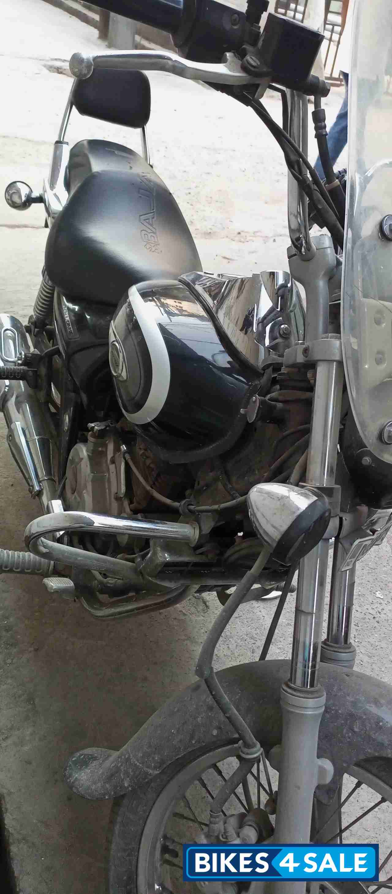 Black Bajaj Avenger Cruise 220