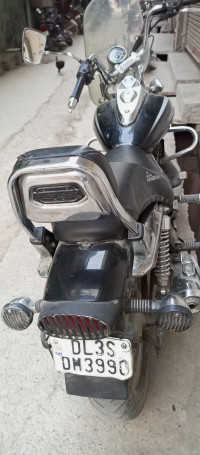 Black Bajaj Avenger Cruise 220