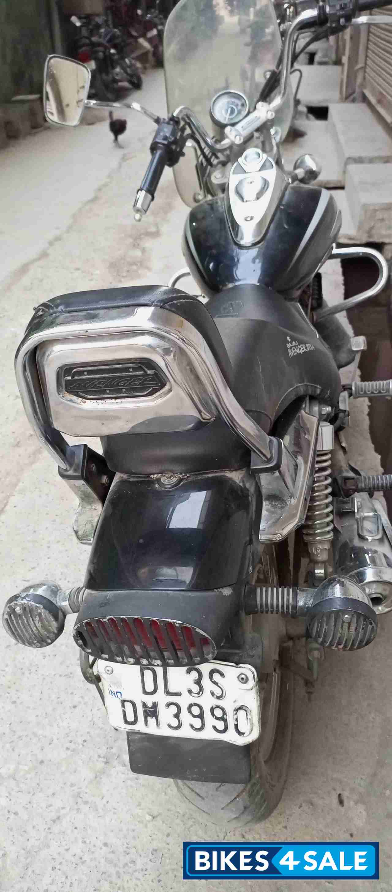 Black Bajaj Avenger Cruise 220