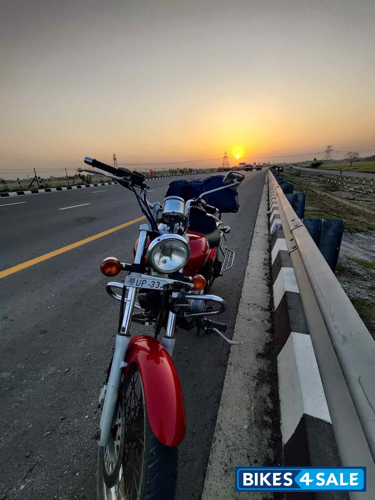 Red Bajaj Avenger 200 DTS-i
