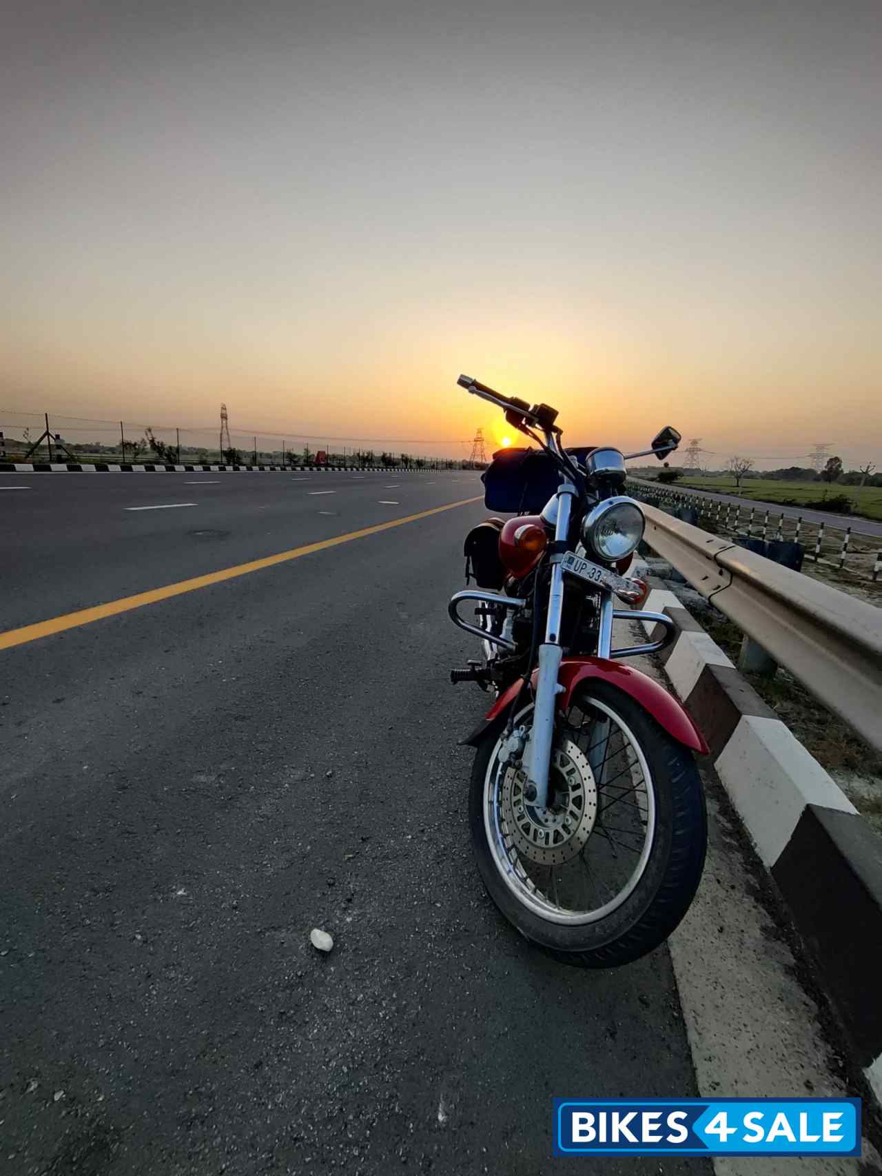 Red Bajaj Avenger 200 DTS-i