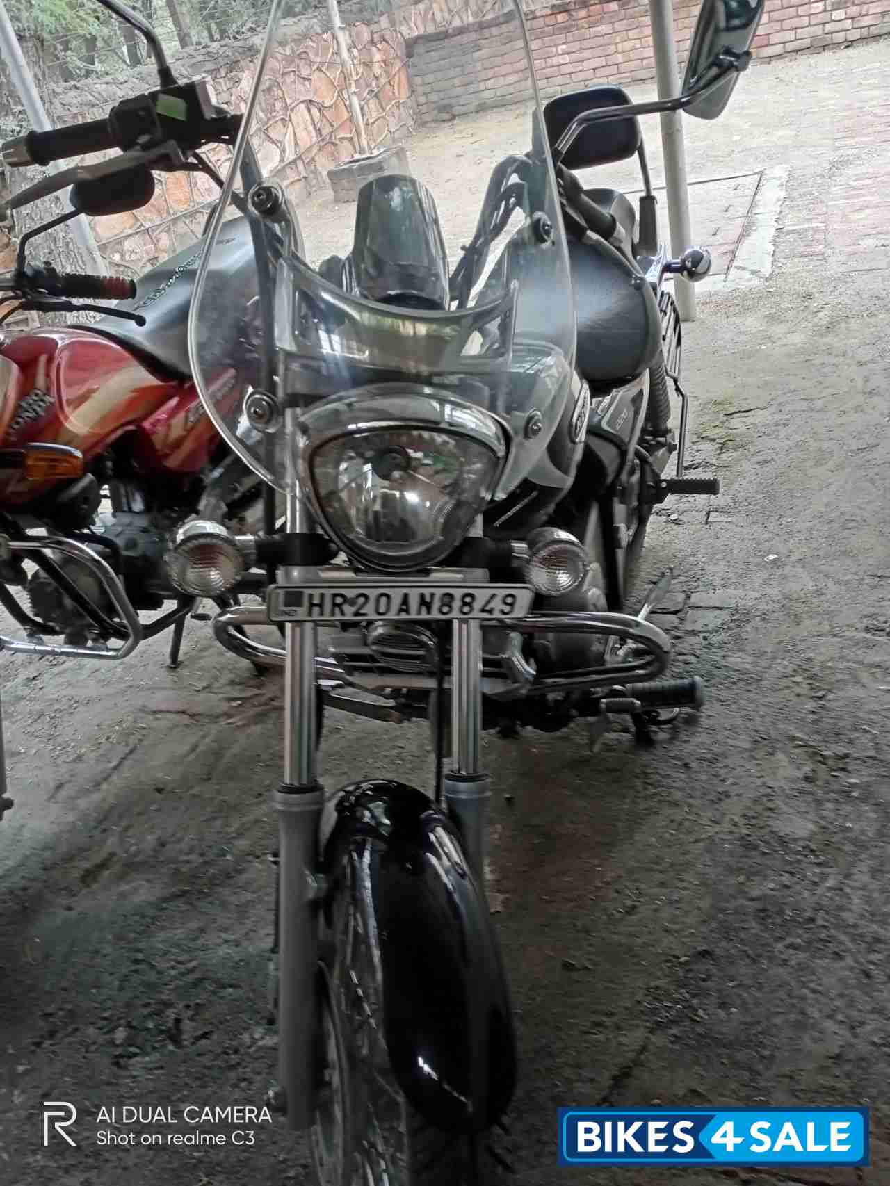 Black Bajaj Avenger Cruise 220