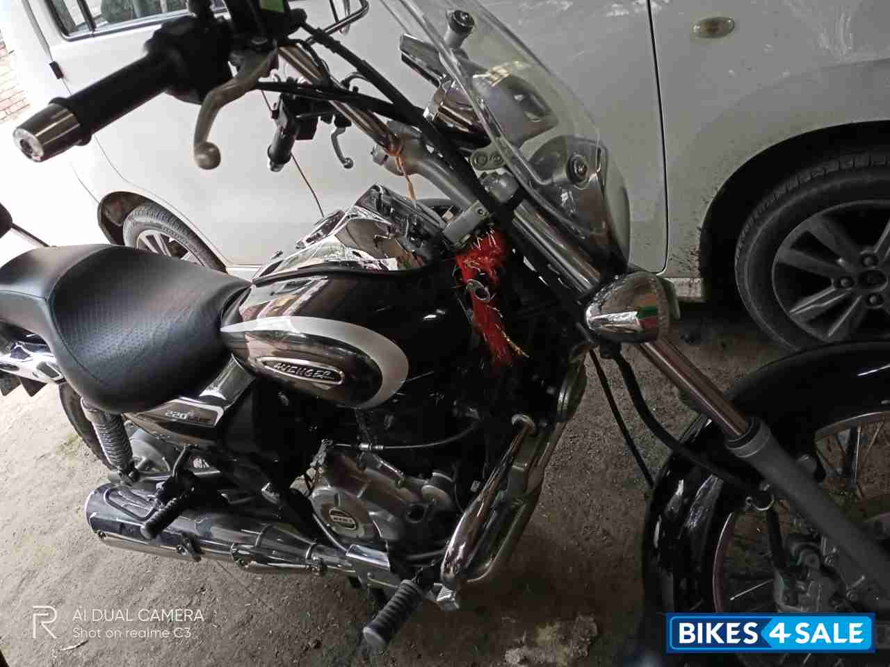 Black Bajaj Avenger Cruise 220