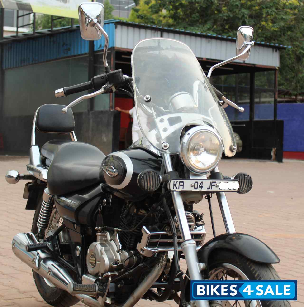 Black Bajaj Avenger Cruise 220