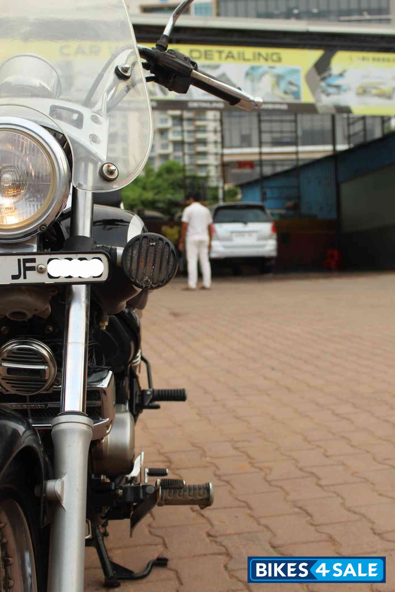 Black Bajaj Avenger Cruise 220